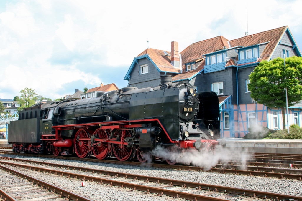 01 118 vor dem Bahnhofsgebäude in Königstein, aufgenommen am 05.06.2017.