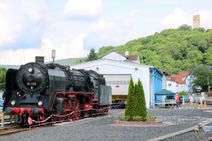 01 118 steht vor dem alten Lokschuppen im Bahnhof Königstein, aufgenommen am 05.06.2017.