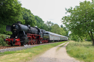 52 4867 mit ihrem Sonderzug bei Liederbach, aufgenommen am 05.06.2017.