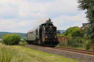 203 152 mit ihrem Sonderzug bei Liederbach auf der Frankfurt-Königsteiner-Eisenbahn, aufgenommen am 05.06.2017.