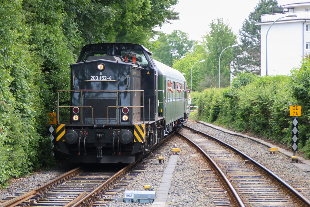 203 152 fährt mit ihrem Sonderzug in den Bahnhof Kelkheim auf der Frankfurt-Königsteiner-Eisenbahn ein, aufgenommen am 05.06.2017.
