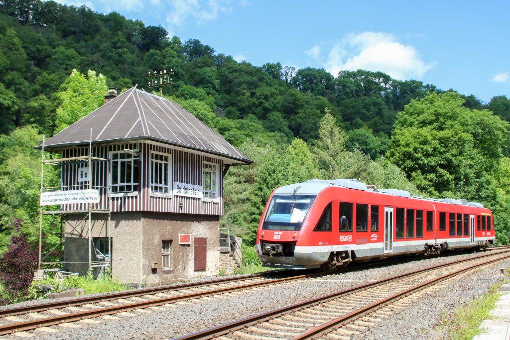 648 203 fährt am alten Stellwerk Bo in den Bahnhof Balduinstein auf der Lahntalbahn ein, aufgenommen am 10.06.2017.
