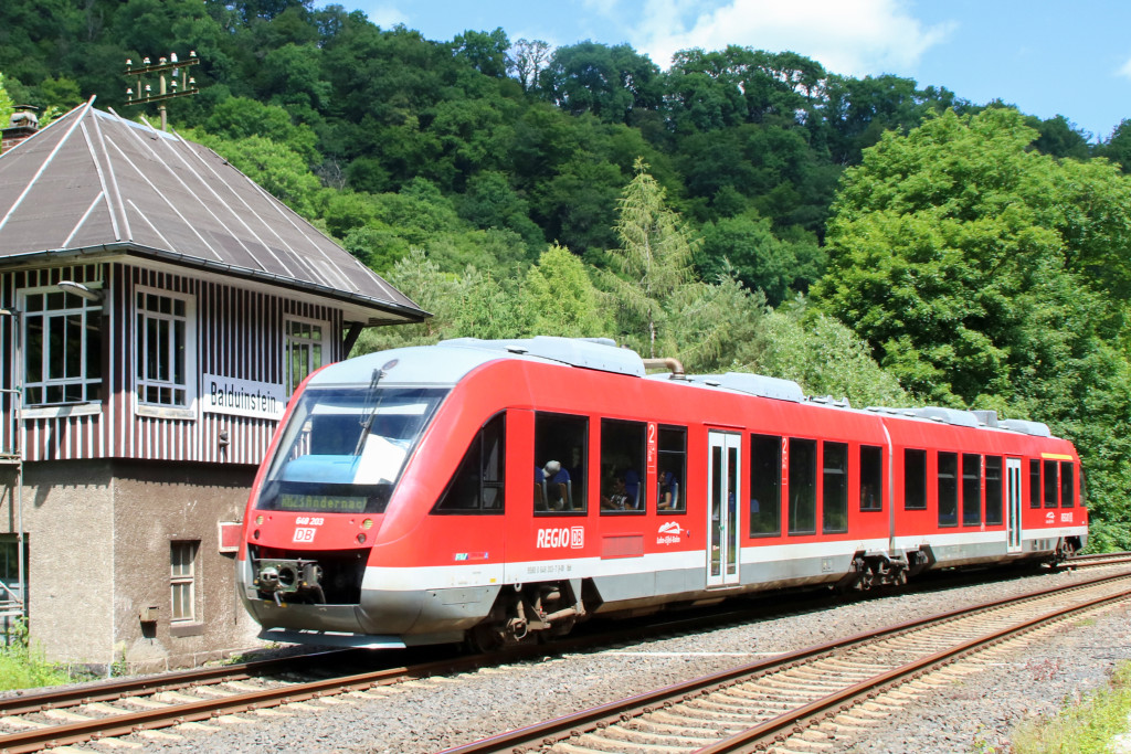 648 203 am alten Stellwerk Bo in den Bahnhof Balduinstein auf der Lahntalbahn, aufgenommen am 10.06.2017.