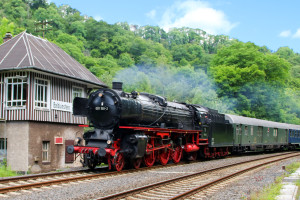 001 150 am alten Stellwerk Bo in den Bahnhof Balduinstein auf der Lahntalbahn, aufgenommen am 10.06.2017.
