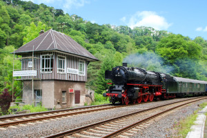 001 150 fährt am alten Stellwerk Bo in den Bahnhof Balduinstein auf der Lahntalbahn ein, aufgenommen am 10.06.2017.