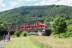 648 205 überquert die Lahnbrücke in Nassau auf der Lahntalbahn, aufgenommen am 10.06.2017.
