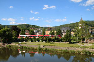 Ein 643 vor der Stadtkulisse von Nassau auf der Lahntalbahn, aufgenommen am 10.06.2017.