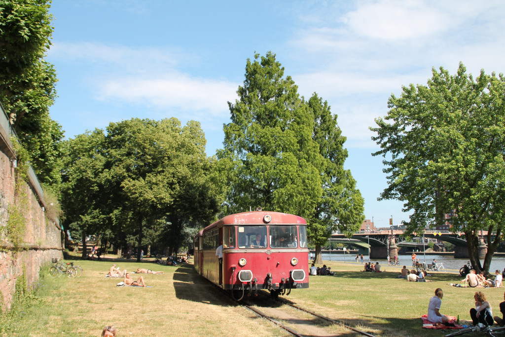 Zwischen den Parkbesuchern sucht sich am 14.06.2015, im Zuge des "Frankfurter Tag der Verkehrsgeschichte", 996 677 seinen Weg über die Hafenbahn in Frankfurt.