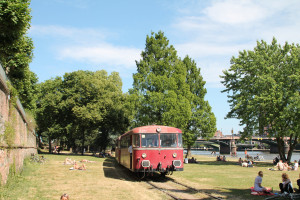 Zwischen den Parkbesuchern sucht sich am 14.06.2015, im Zuge des "Frankfurter Tag der Verkehrsgeschichte", 996 677 seinen Weg über die Hafenbahn in Frankfurt.