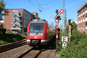 430 127 verlässt den Bahnhof Rüsselsheim, aufgenommen am 14.06.2017.