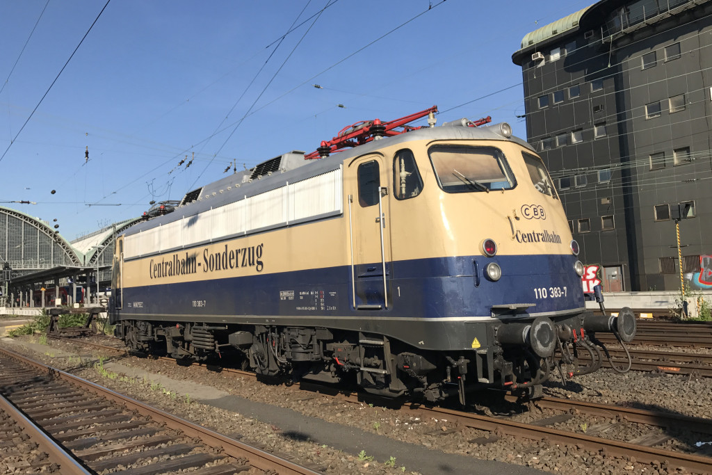 110 383 wartet im Frankfurter Hauptbahnhof auf ihren nächsten Einsatz, aufgenommen am 14.06.2017.