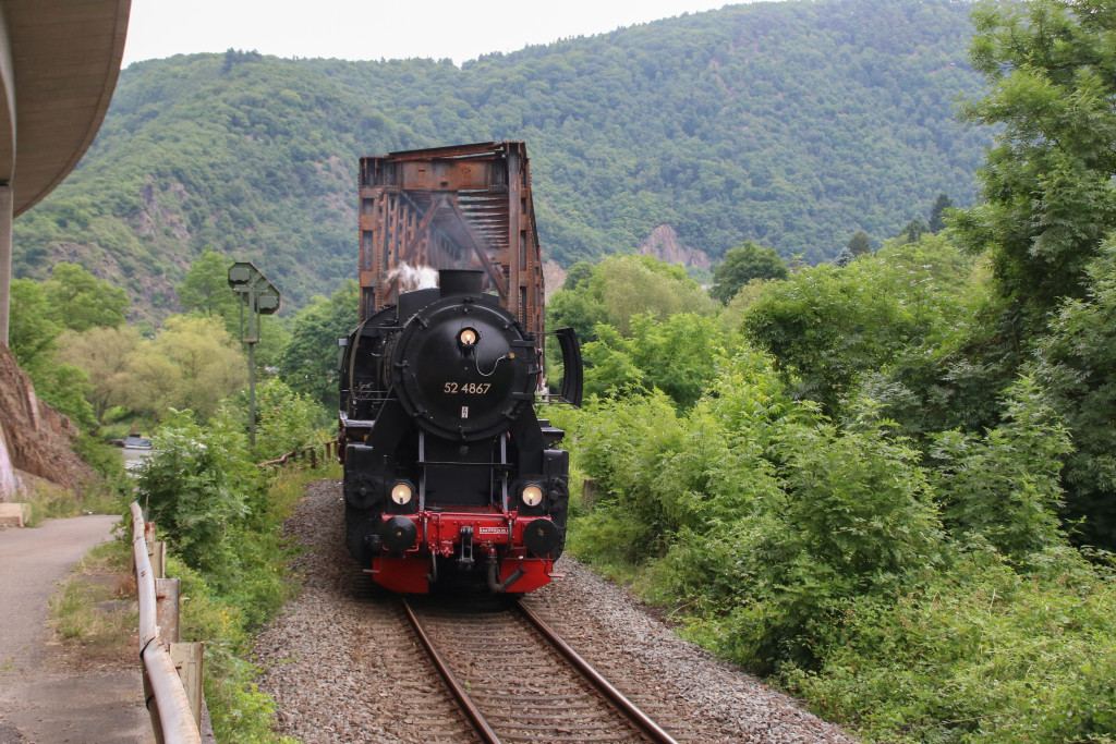 52 4867 an der Horchheimer Brücke auf der Lahntalbahn, aufgenommen am 17.06.2017.