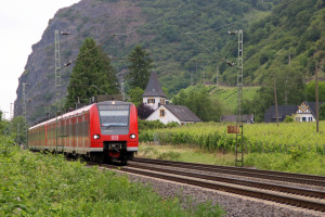 425 102 an einem Weingut bei Leutesdorf auf der rechten Rheinstrecke, aufgenommen am 17.06.2017.