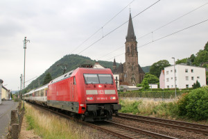 101 084 durcheilt mit ihrem EC Brohl auf der linken Rheinstrecke, aufgenommen am 17.06.2017.