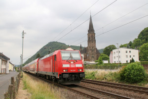 146 264 durcheilt mit ihrem Zug aus Doppelstockwagen Brohl auf der linken Rheinstrecke, aufgenommen am 17.06.2017.