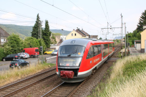 642 205 der Westfrankenbahn durcheilt in Brohl auf der linken Rheinstrecke, aufgenommen am 17.06.2017.