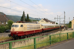 103 113 zeigt sich mit ihrem Museums-TEE in Brohl auf der linken Rheinstrecke, aufgenommen am 17.06.2017.