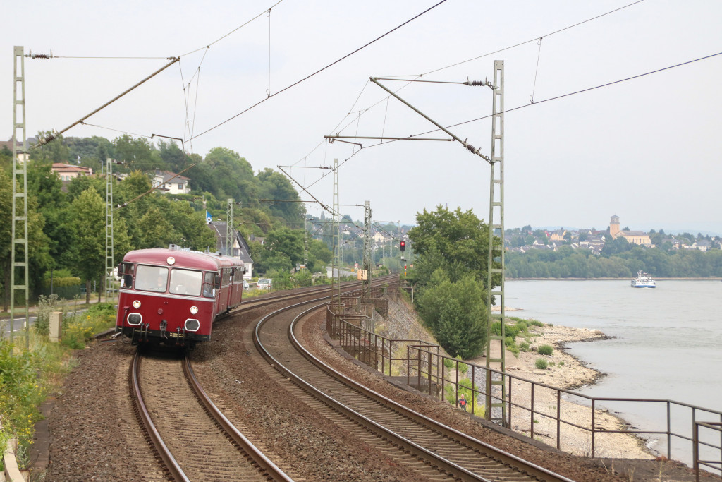 796 785, 998 271, 998 172 und 796 784 zeigen sich am Rhein bei Neuwied auf der rechten Rheinstrecke, aufgenommen am 17.06.2017.