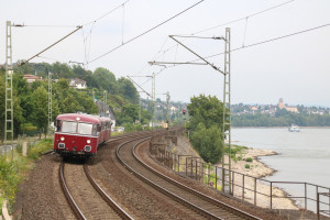 796 785, 998 271, 998 172 und 796 784 zeigen sich am Rhein bei Neuwied auf der rechten Rheinstrecke, aufgenommen am 17.06.2017.