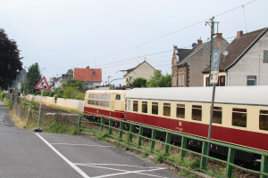 103 113 mit ihrem Museums-TEE in Brohl auf der linken Rheinstrecke, aufgenommen am 17.06.2017.