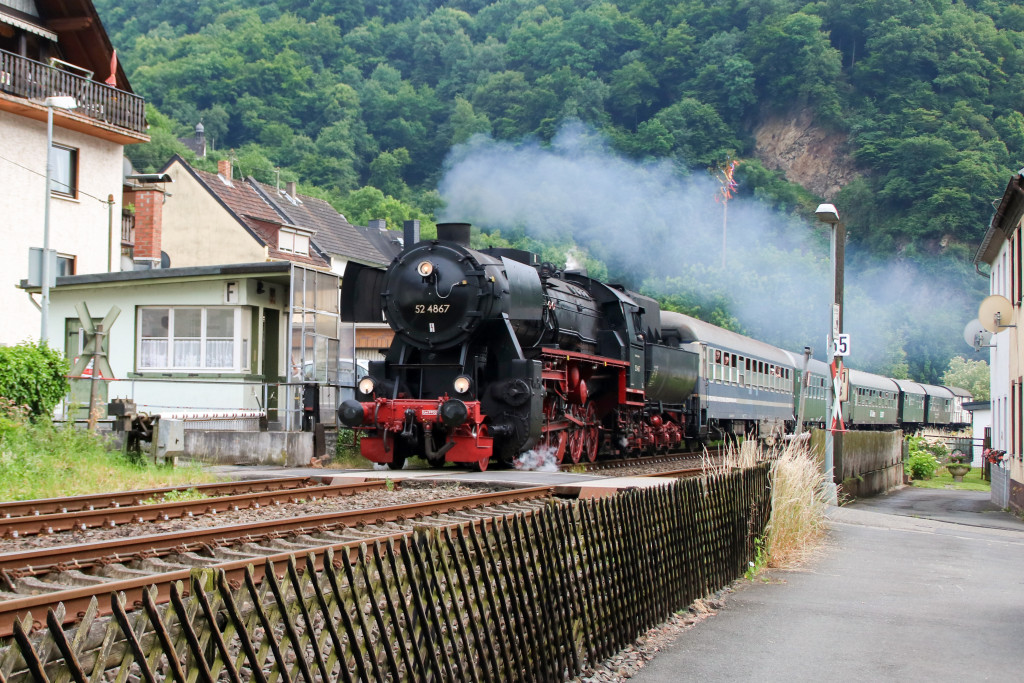 52 4867 am Schrankenposten 55 in Miellen auf der Lahntalbahn, aufgenommen am 17.06.2017.
