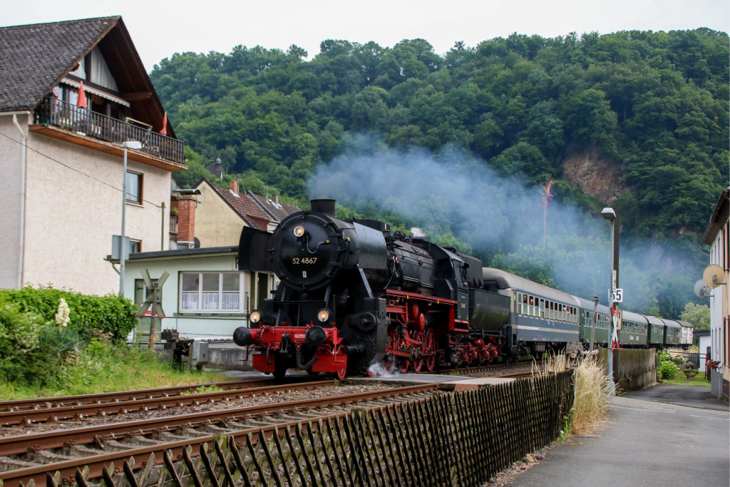 52 4867 passiert den Schrankenposten 55 in Miellen auf der Lahntalbahn, aufgenommen am 17.06.2017.