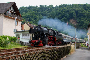 52 4867 passiert den Schrankenposten 55 in Miellen auf der Lahntalbahn, aufgenommen am 17.06.2017.