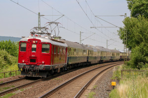 RE 4/4 10019 mit einem Rheingold Sonderzug bei Ostheim auf der Main-Weser-Bahn, aufgenommen am 22.06.2017.