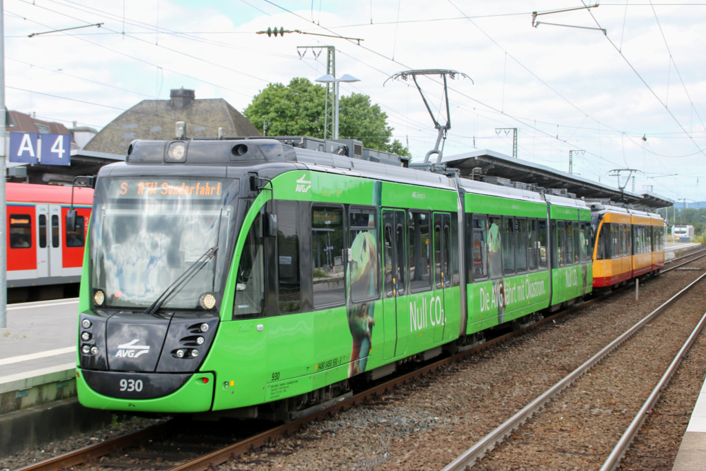 450 930 und 450 929 stehen im Bahnhof Frankfurt Höchst, aufgenommen am 24.06.2017.