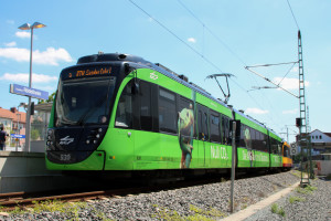 450 930 und 450 929 stehen im Bahnhof Frankfurt-Rödelheim, aufgenommen am 24.06.2017.