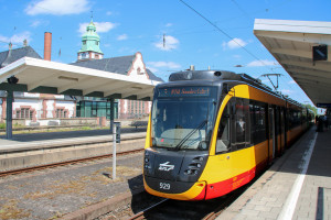450 929 und 450 930 stehen im Bahnhof Bad Homburg, aufgenommen am 24.06.2017.