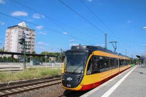 450 929 und 450 930 bei der Abfahrt in Frankfurt-Höchst, aufgenommen am 24.06.2017.