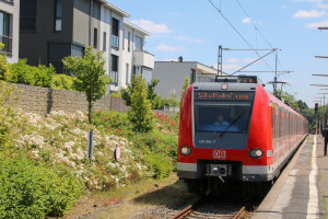 423 454 fährt in den Bahnhof Bad Soden ein, aufgenommen am 24.06.2017.