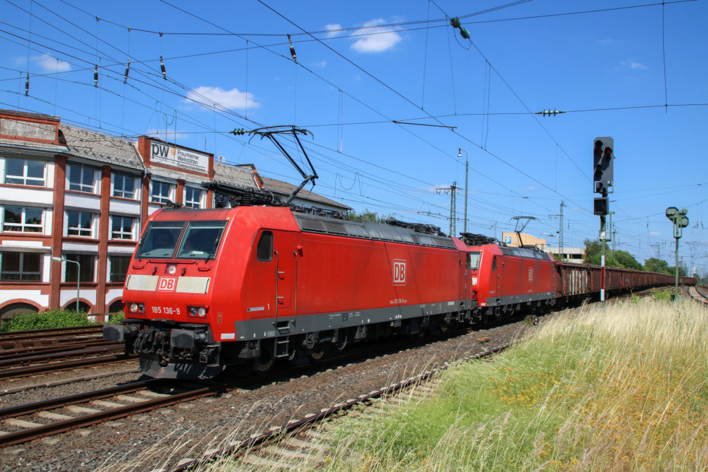 185 136 und eine weitere 185 mit dem Limburger Tonzug im Bahnhof Frankfurt-Höchst, aufgenommen am 24.06.2017.