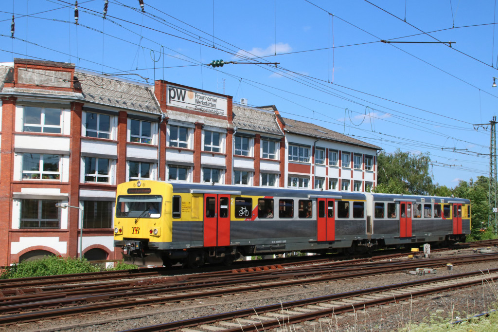 609 007 an den Praunheimer Werkstätten im Bahnhof Frankfurt-Höchst, aufgenommen am 24.06.2017.