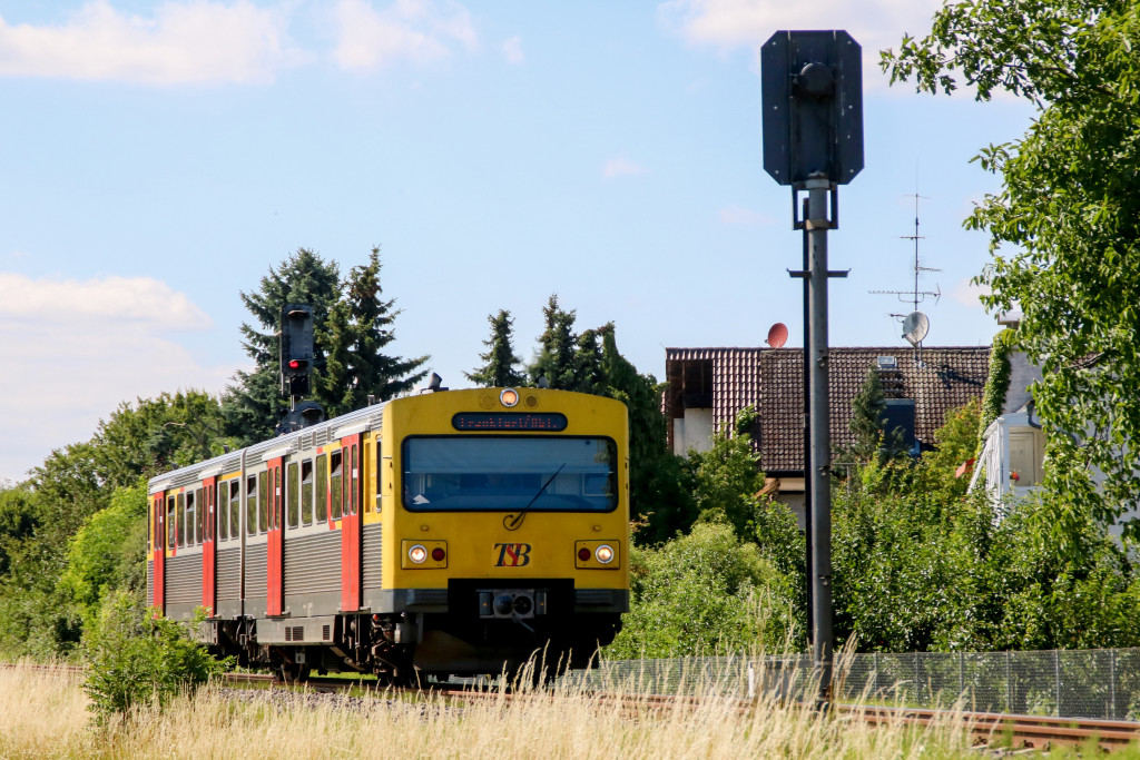 609 015 verlässt den Bahnhof Liederbach auf der Frankfurt-Königsteiner-Eisenbahn, aufgenommen am 24.06.2017.