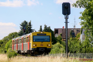 609 015 verlässt den Bahnhof Liederbach auf der Frankfurt-Königsteiner-Eisenbahn, aufgenommen am 24.06.2017.