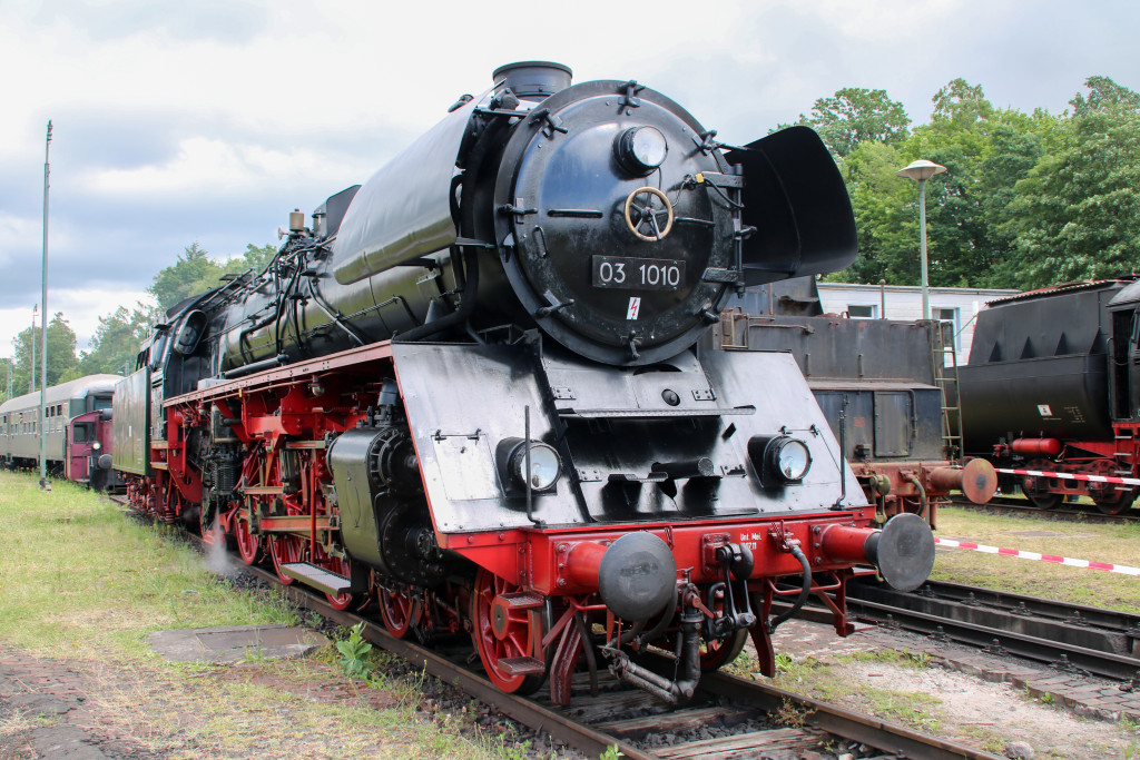 03 1010 steht im Bahnbetriebswerk Treysa, aufgenommen am 25.06.2017.