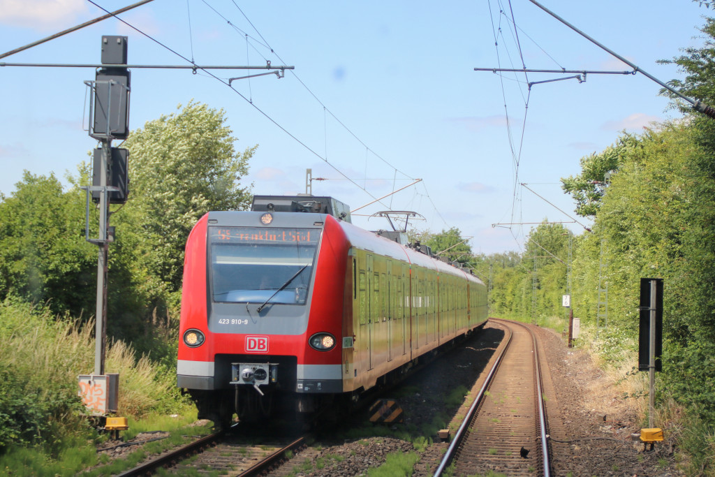 423 410 am Einfahrsignal von Frankfurt-Rödelheim auf der Homburger Bahn, aufgenommen am 24.06.2017.