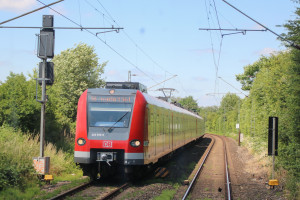 423 410 am Einfahrsignal von Frankfurt-Rödelheim auf der Homburger Bahn, aufgenommen am 24.06.2017.