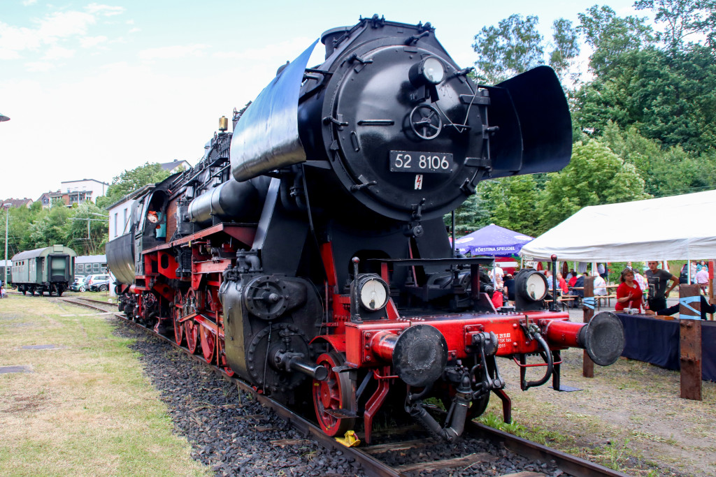 52 8106 steht im Bahnbetriebswerk Treysa, aufgenommen am 25.06.2017.