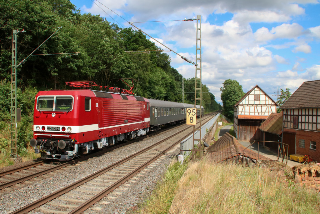 243 005 mit ihrem Sonderzug an der Hainmühle bei Bürgeln auf der Main-Weser-Bahn, aufgenommen am 25.06.2017.