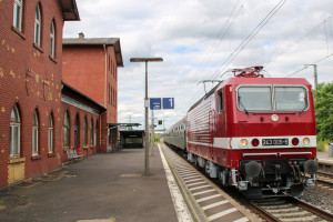 243 005 am Bahnhofsgebäude in Lollar auf der Main-Weser-Bahn, aufgenommen am 25.06.2017.