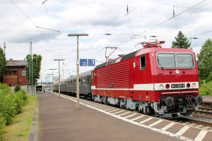 243 005 bei der Abfahrt in Lollar auf der Main-Weser-Bahn, aufgenommen am 25.06.2017.