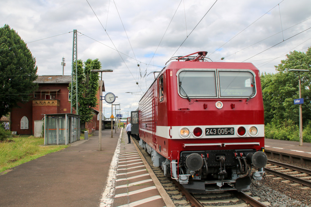 243 005 hält mit ihrem Sonderzug in Lollar auf der Main-Weser-Bahn, aufgenommen am 25.06.2017.