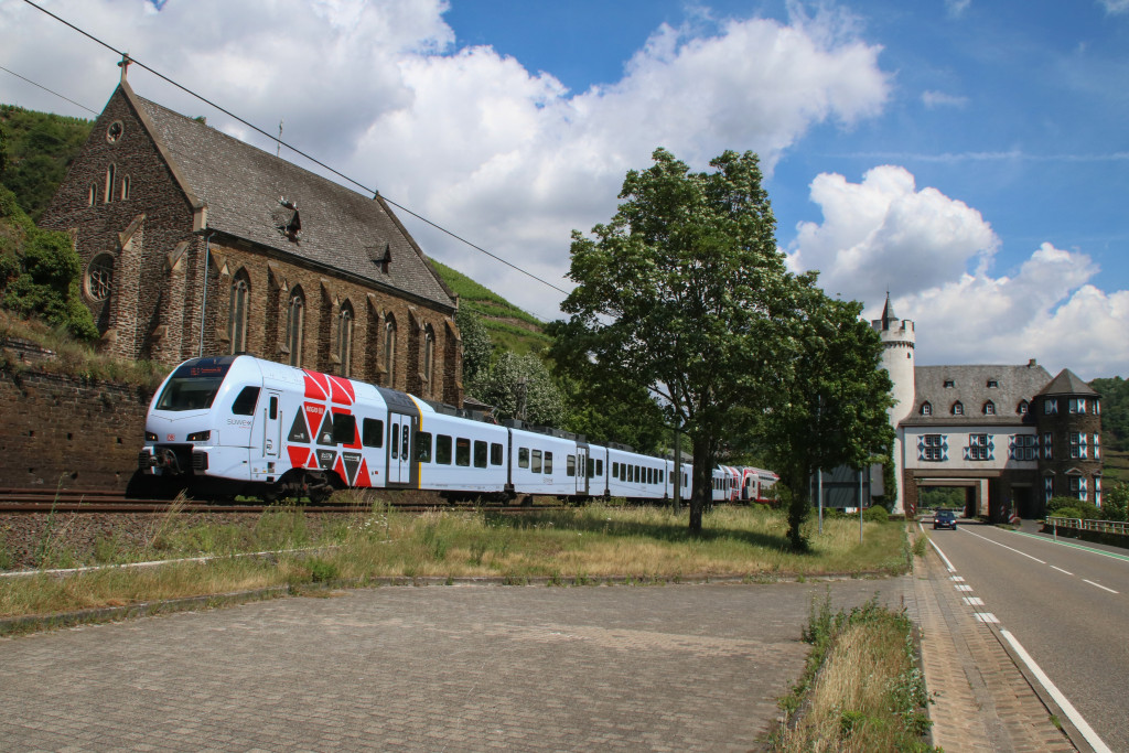 Ein Flirt der DB und ein KISS der CFL bei Kobern-Gondorf auf der Moselstrecke, aufgenommen am 03.07.2017.