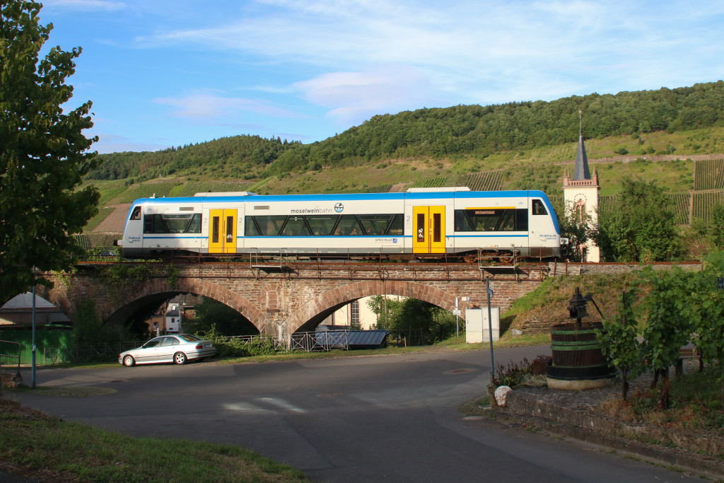 650 131 überquert das Viadukt in Reil auf der Moselweinbahn, aufgenommen am 03.07.2017.