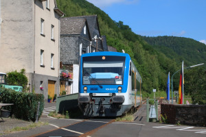 650 131 zwischen den beiden Bahnübergänge in der Moselstraße in Kövenig auf der Moselweinbahn, aufgenommen am 04.07.2017.