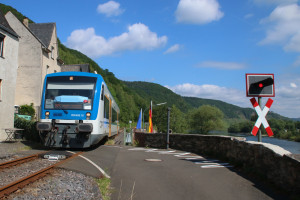 650 131 überquert den zweiten der beiden Bahnübergänge in der Moselstraße in Kövenig auf der Moselweinbahn, aufgenommen am 04.07.2017.