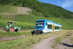 650 131 begegnet in den Weinbergen bei Reil auf der Moselweinbahn einem Traktor, aufgenommen am 05.07.2017.